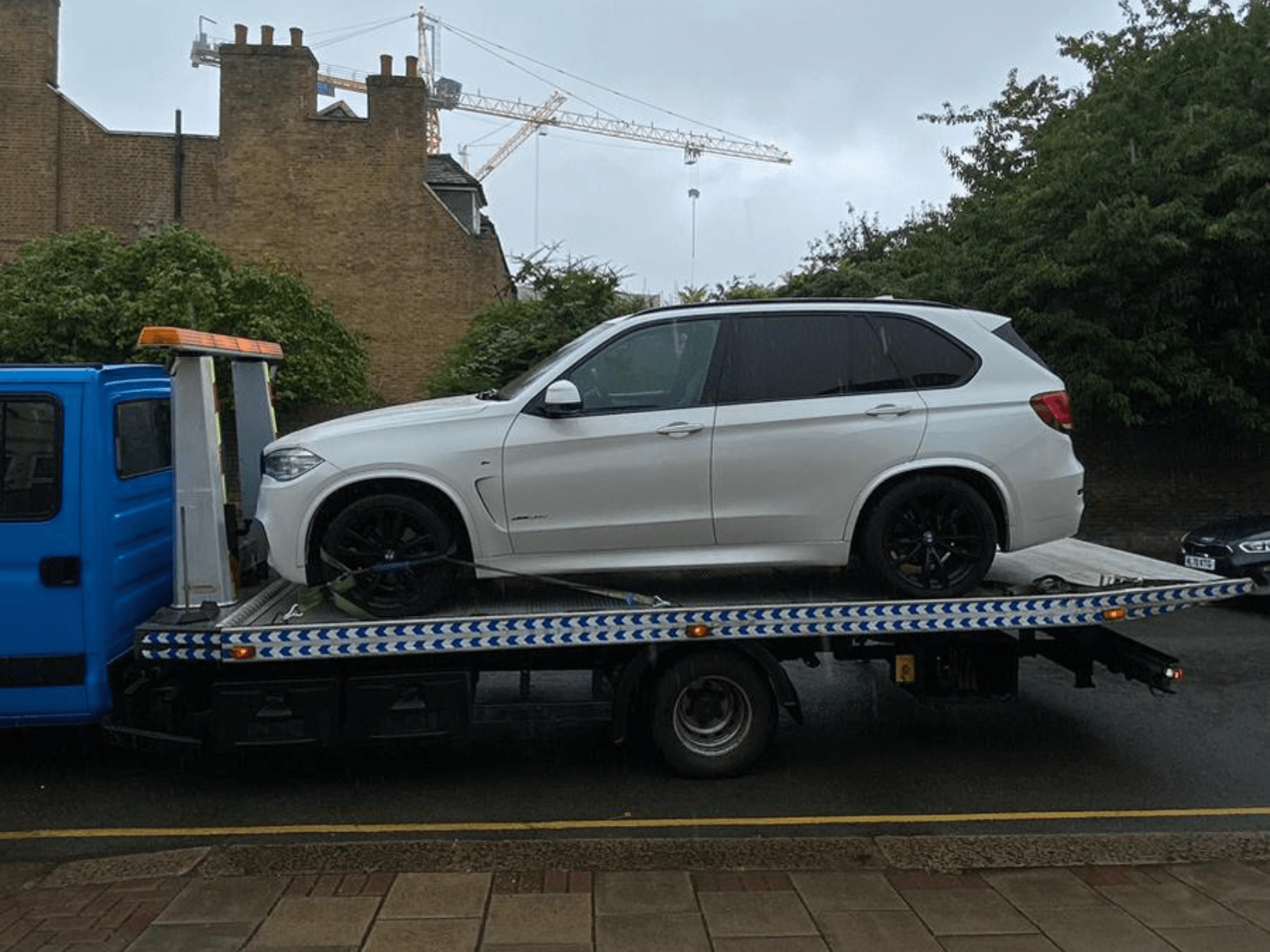 Tow truck in Staines providing 24 hour breakdown recovery near M25